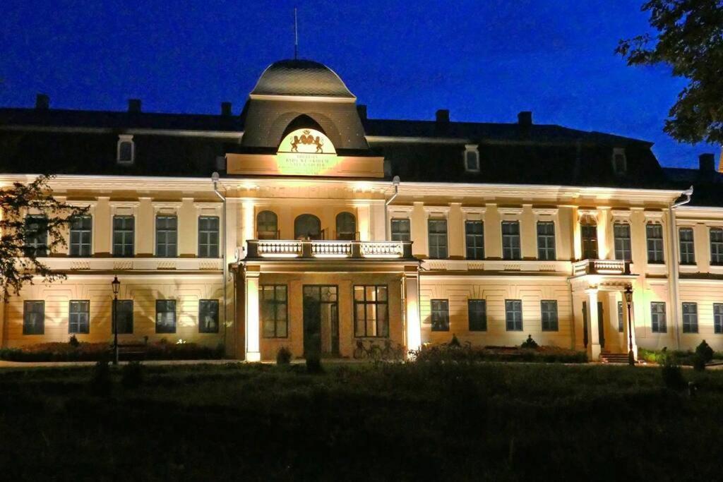 Corvin Apartman Gyula Exteriör bild