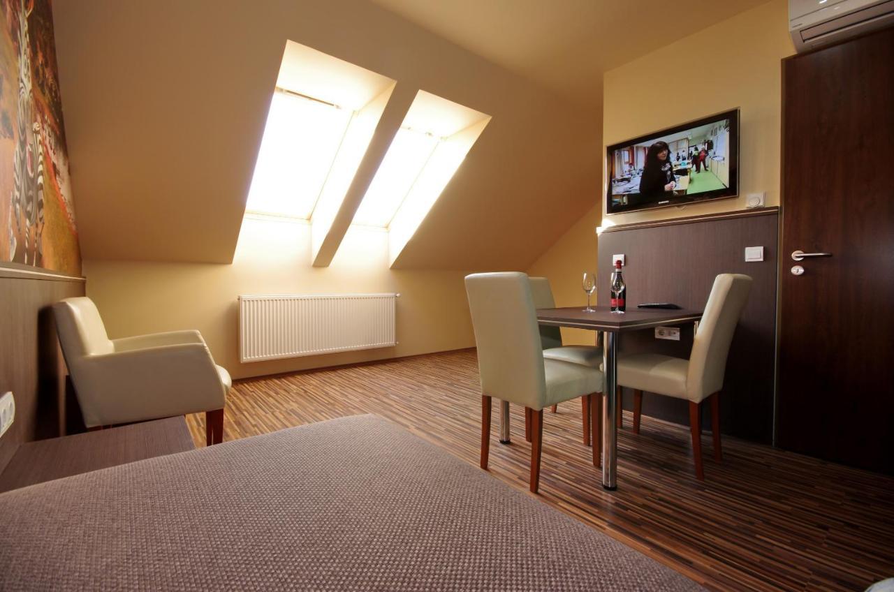 Corvin Apartman Gyula Exteriör bild