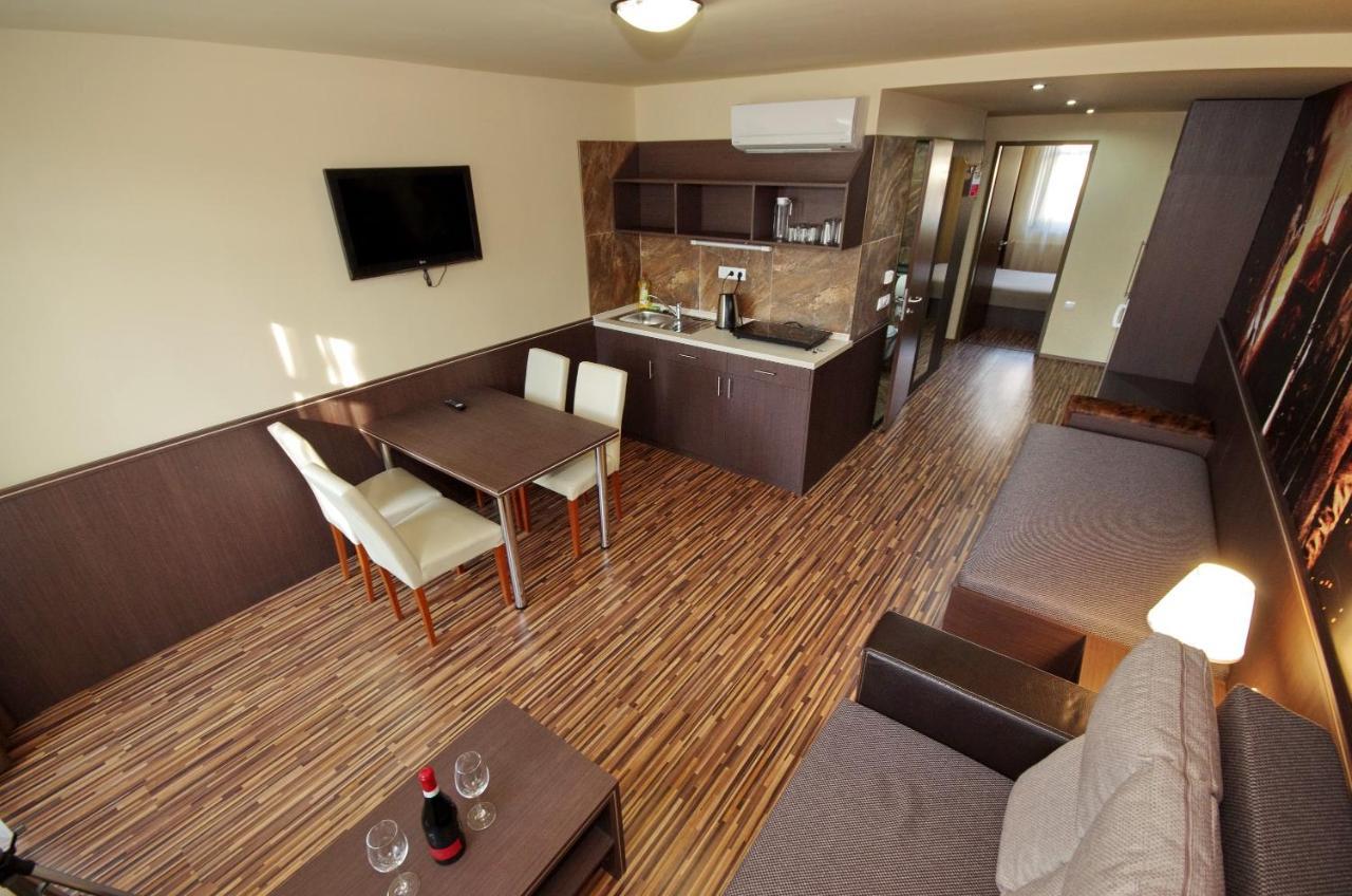 Corvin Apartman Gyula Exteriör bild