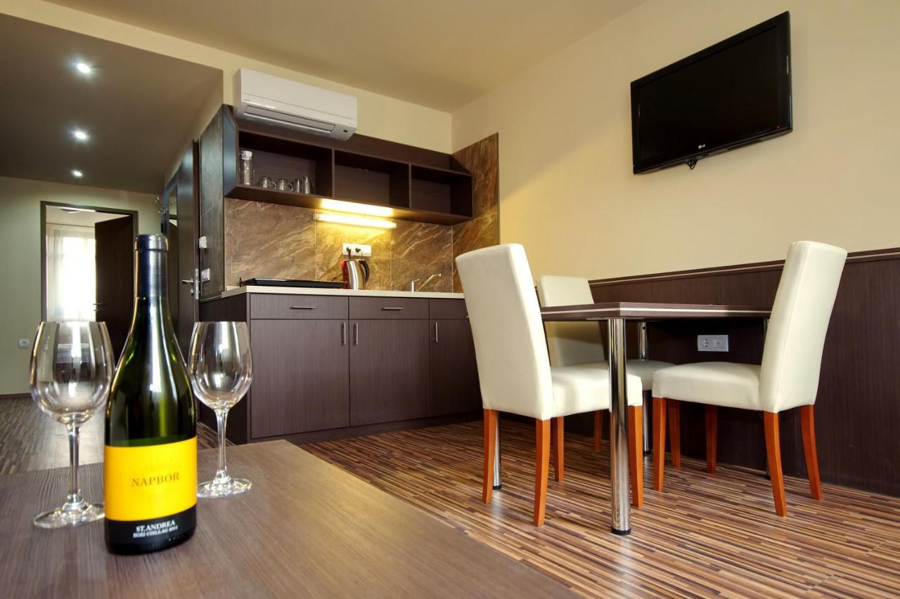 Corvin Apartman Gyula Exteriör bild